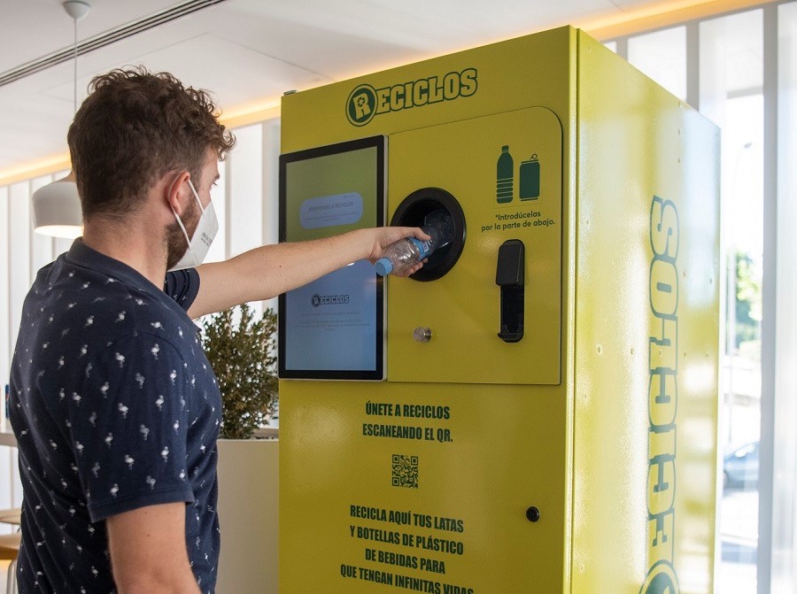 Lee más sobre el artículo [:es]Ecoembes instalará este año más de cien máquinas que recompensan el reciclaje apoyando iniciativas medioambientales[:]
