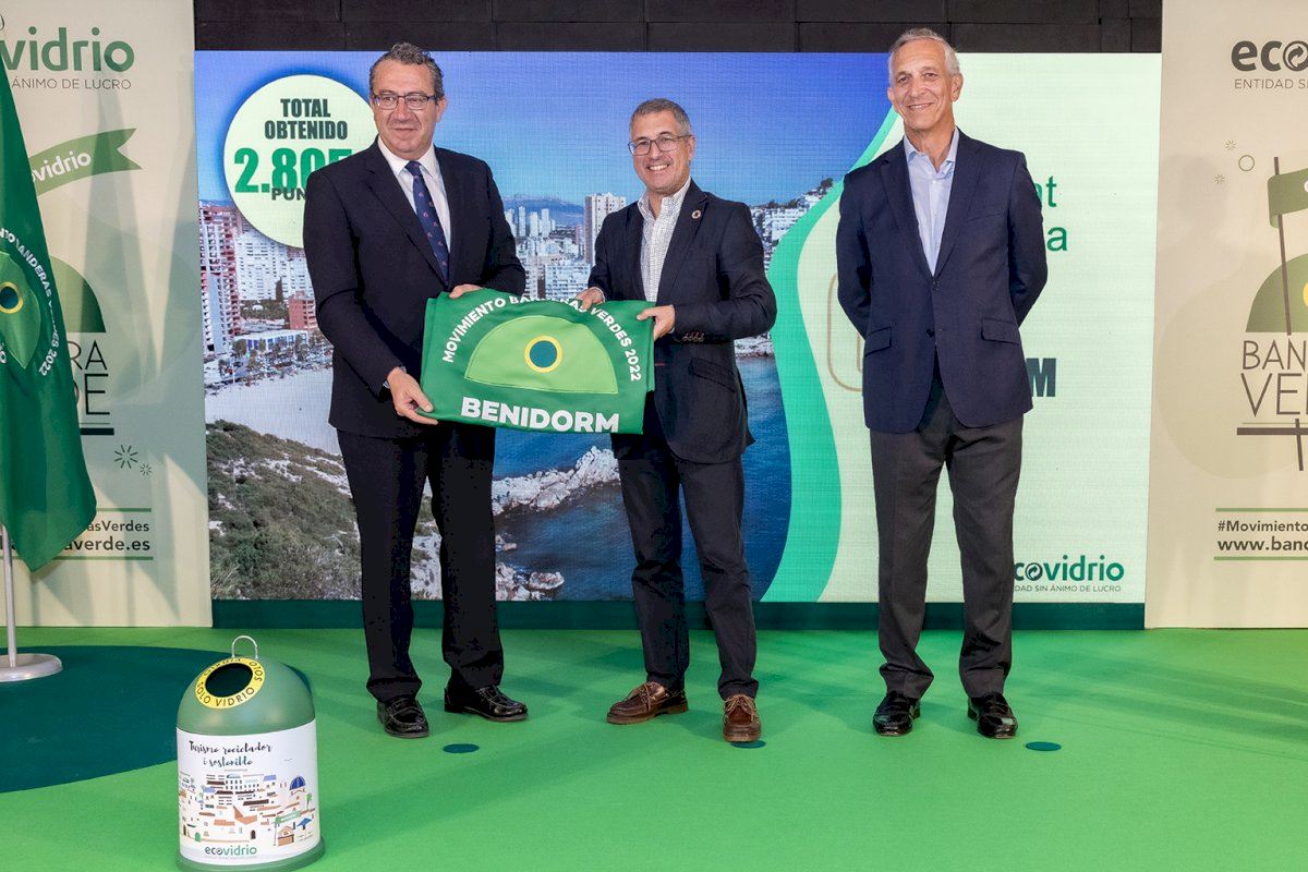 Lee más sobre el artículo Benidorm y Orihuela conquistan las dos Banderas Verdes de Ecovidrio en la Comunitat Valenciana por su compromiso con el reciclaje de vidrio