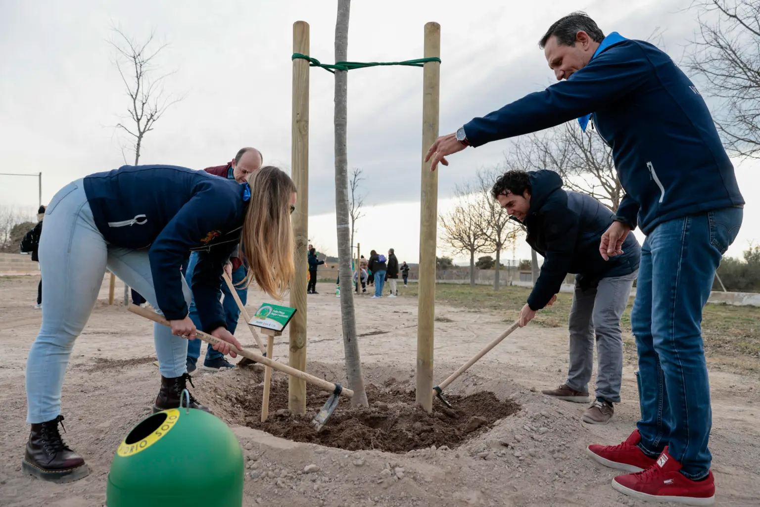 Lee más sobre el artículo Ecovidrio planta árboles en Llíria (Valencia) como premio por el reciclaje fallero de vidrio