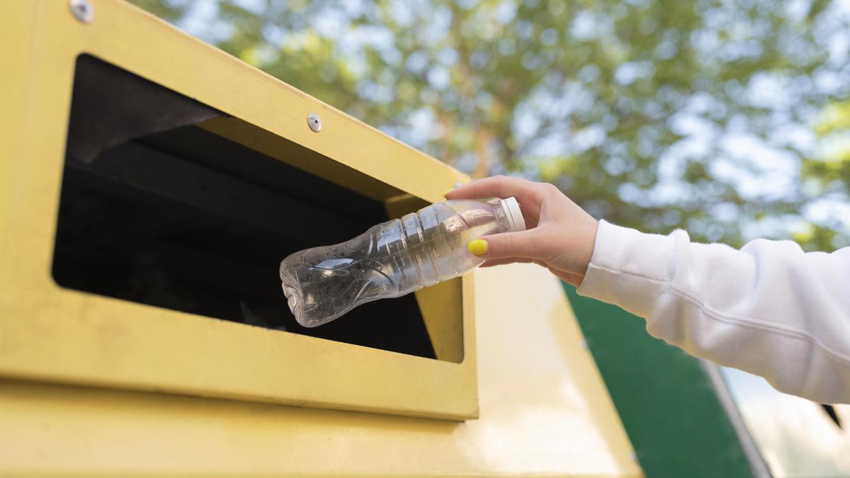 Lee más sobre el artículo Los colores del reciclaje: te ayudamos a poner cada envase en su lugar