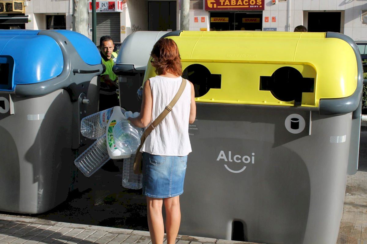 Lee más sobre el artículo El Ayuntamiento de Alcoy y Ecoembes reparten 112 papeleras para reciclar durante las fiestas de Moros y Cristianos