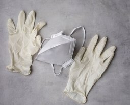 Guantes y mascarillas al contenedor de resto